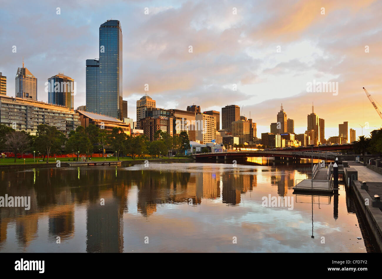 Lever du soleil, Melbourne Central Business District (CBD) et de la rivière Yarra, Melbourne, Victoria, Australie, Pacifique Banque D'Images