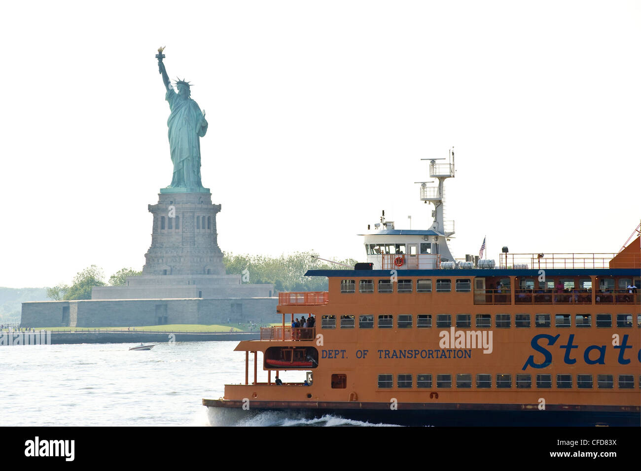 Statue de la liberté et de Staten Island Ferry, New York, USA Banque D'Images