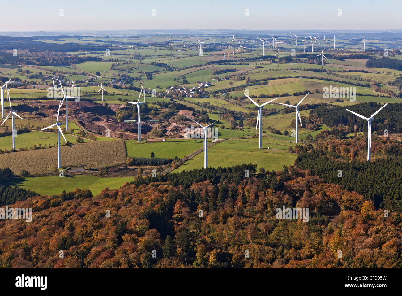 Vue aérienne de roues à l'éolienne parc éolien Ormont, Eifel, Rheinland-pfalz, Allemagne, Europe Banque D'Images