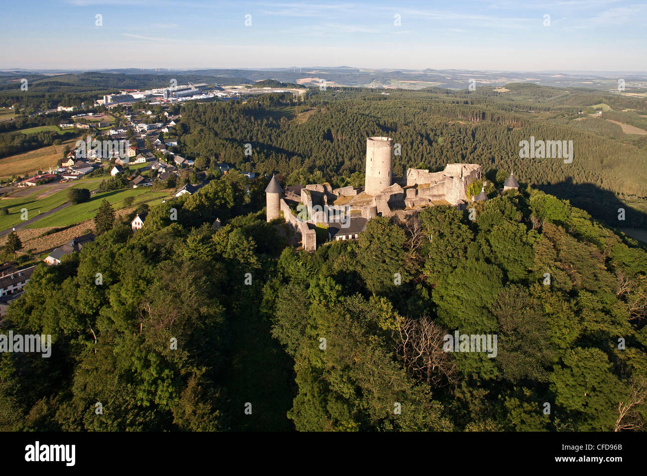 Vue aérienne des ruines du château, Nuerburg district rural de Ahrweiler, Eifel, Rheinland-pfalz, Allemagne, Europe Banque D'Images