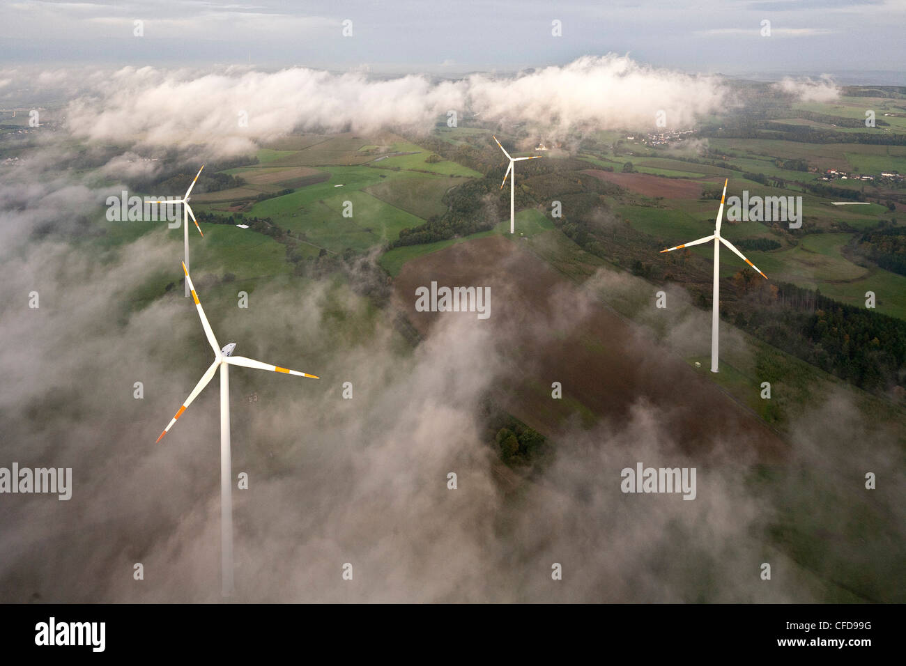 Vue aérienne de roues du vent à un parc d'éoliennes dans le brouillard, Eifel, Rheinland-pfalz, Allemagne, Europe Banque D'Images