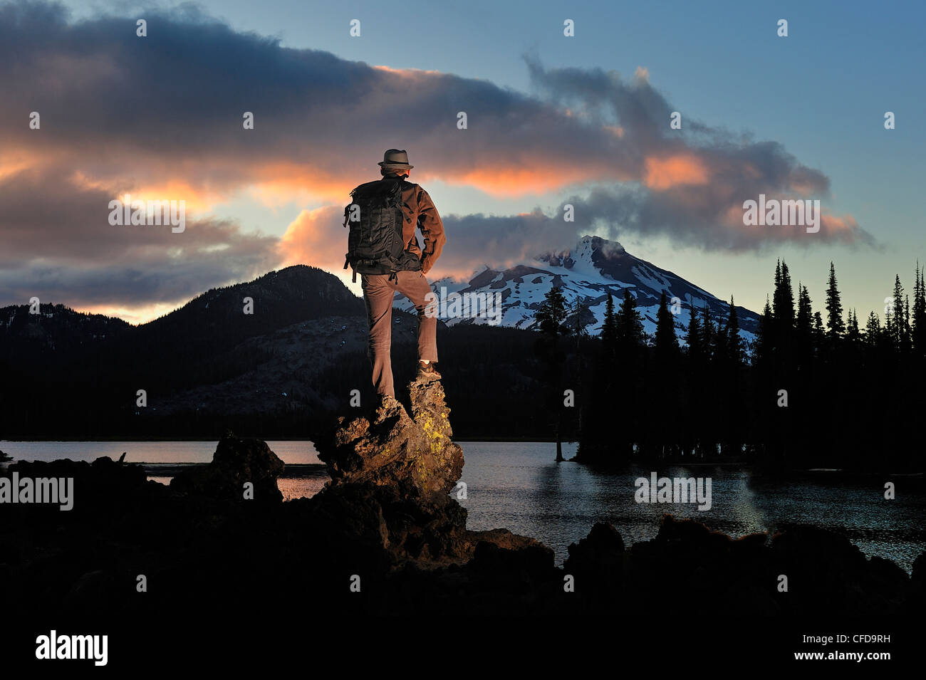 Man with backpack hiking, étincelles Lake, Oregon. Banque D'Images