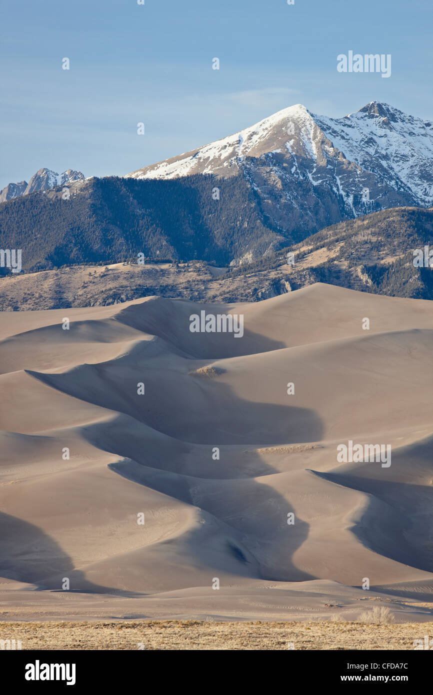 Great Sand Dunes et montagnes avec de la neige, Great Sand Dunes National Park and Preserve, Colorado, États-Unis d'Amérique Banque D'Images