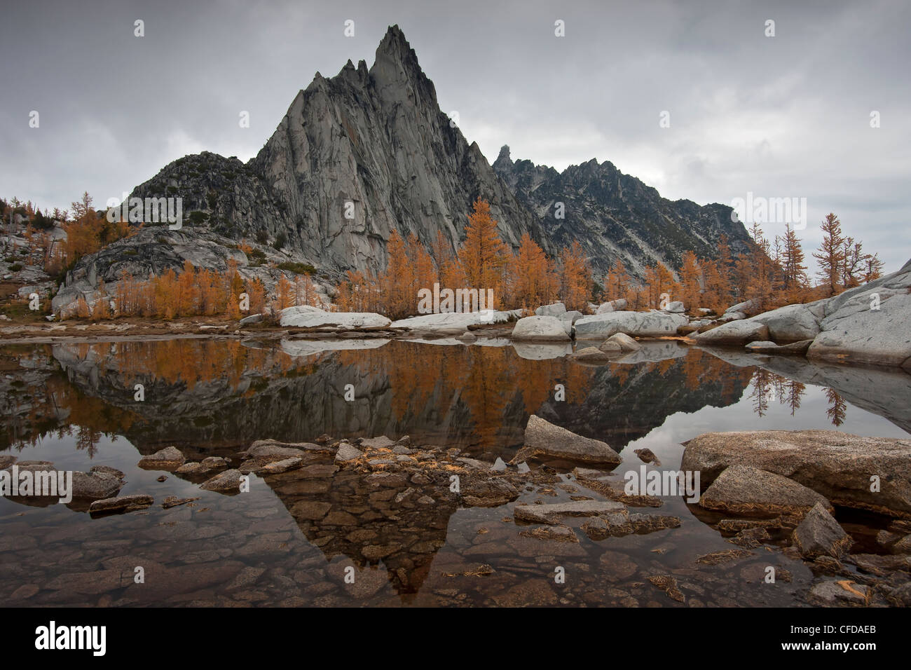 Pic Prusik et mélèzes reflétée dans Gnome Tarn, Haut les enchantements, les lacs alpins Désert, Washington State, USA Banque D'Images