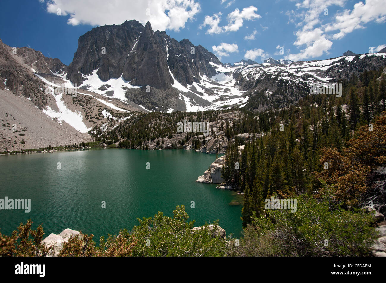 Temple Crag et cinquième lac de la Big Pine Lakes Trail dans le John Muir Wilderness, Sierra Mountain Range, California, USA Banque D'Images