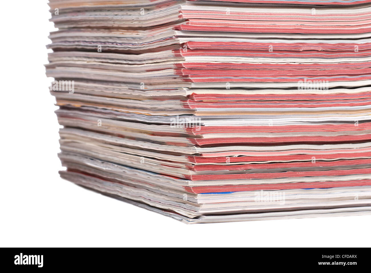 Des piles de magazines couleur isolé sur fond blanc. Banque D'Images