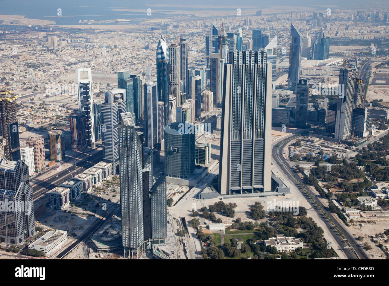 De nouveaux gratte-ciel sur Sheikh Zayed Road, Dubaï, Emirats Arabes Unis, Moyen Orient Banque D'Images