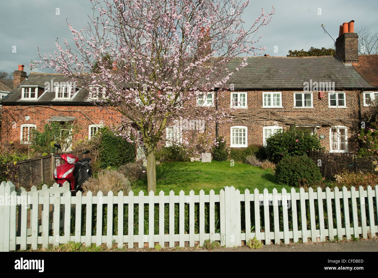 Anglais traditionnels chalets sur Esher vert dans Surrey, Angleterre Banque D'Images