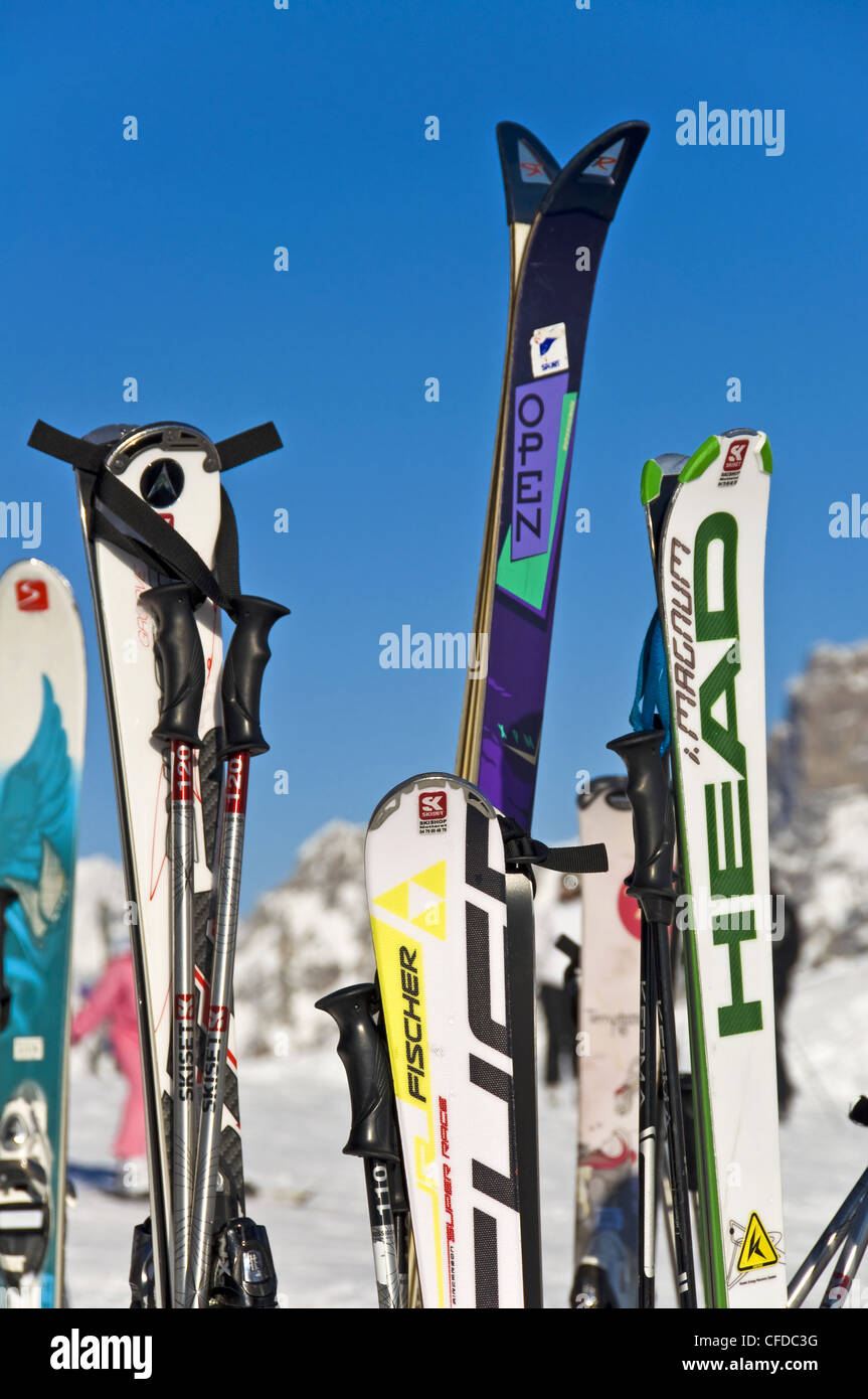 Skis debout dans la neige, randonnée historique Banque D'Images