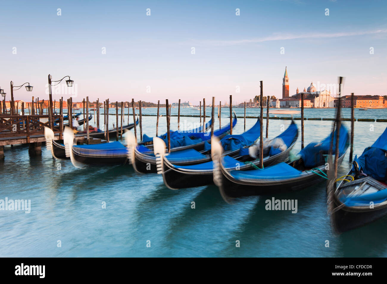 Quai de la Place St Marc avec les gondoles et la vue de l'île de San Giorgio Maggiore, à Venise, Vénétie, Italie Banque D'Images