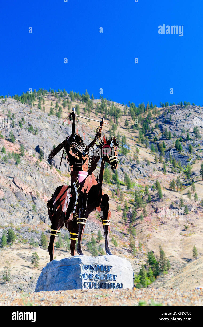 La statue d'un chef indien avec robe, sur un cheval à Nk'Mip Desert Cultural Centre, Osoyoos, Colombie-Britannique, Canada Banque D'Images