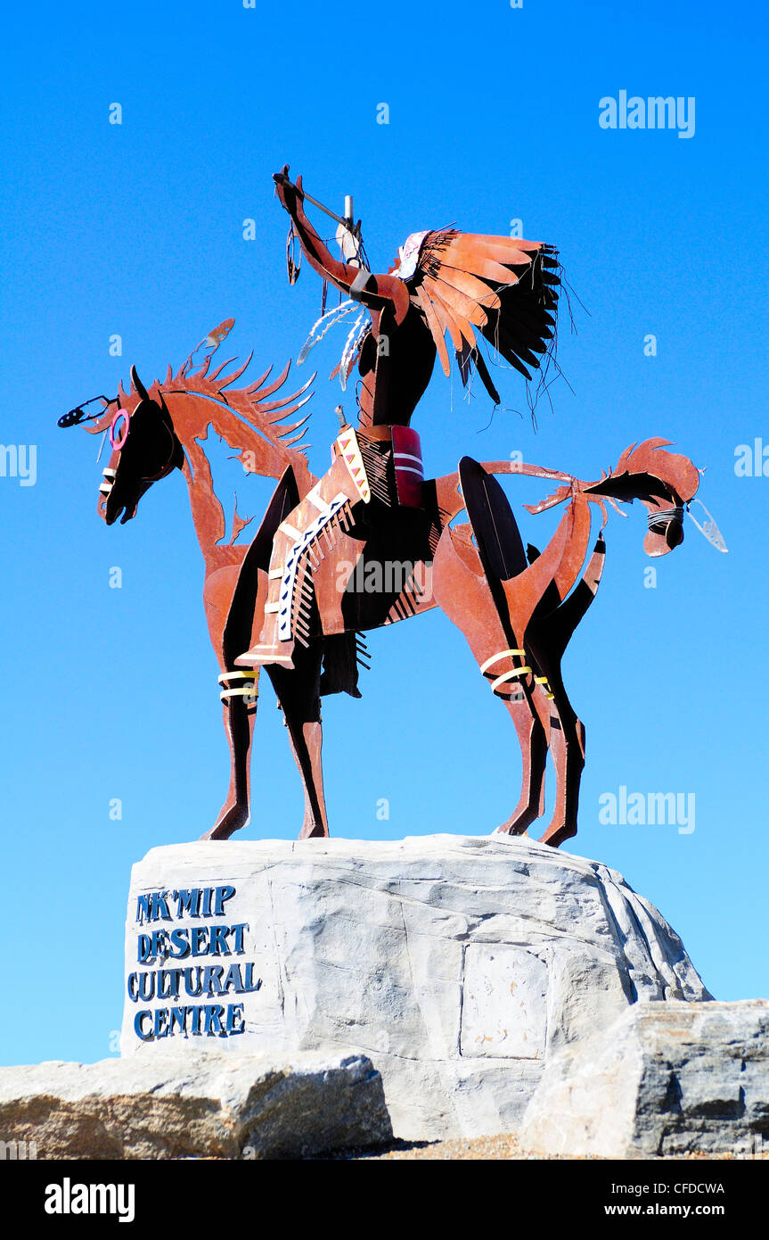 La statue d'un chef indien avec robe, sur un cheval à Nk'Mip Desert Cultural Centre, Osoyoos, Colombie-Britannique, Canada Banque D'Images