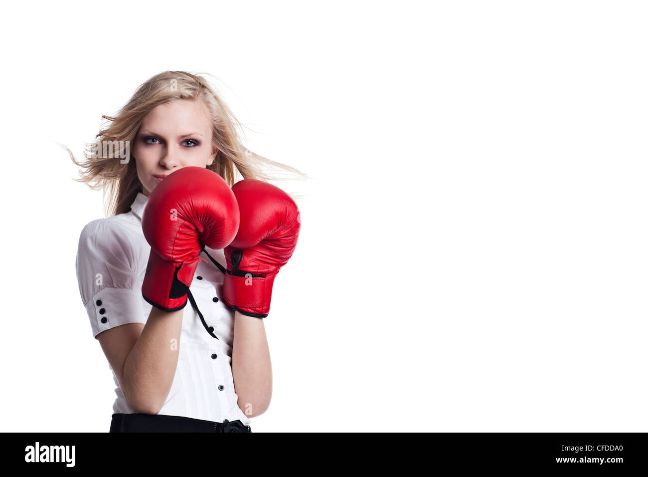 Portrait de la belle et jeune business woman wearing boxing gloves Banque D'Images