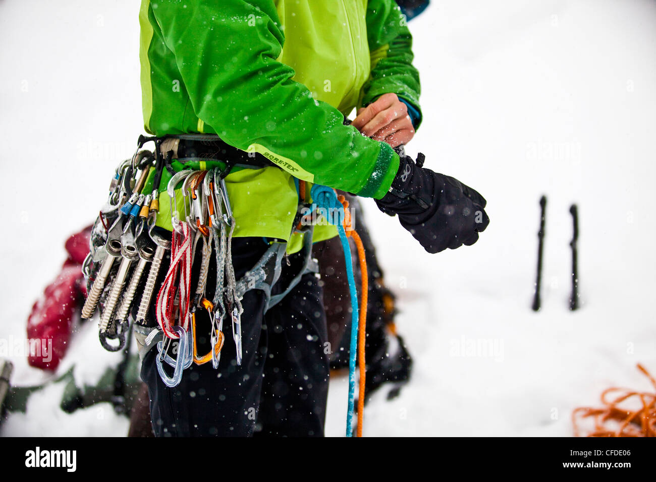 Une femme se prête à l'escalade de glace Moonlight WI4, même Thomas Creek, Kananaskis, Alberta, Canada Banque D'Images