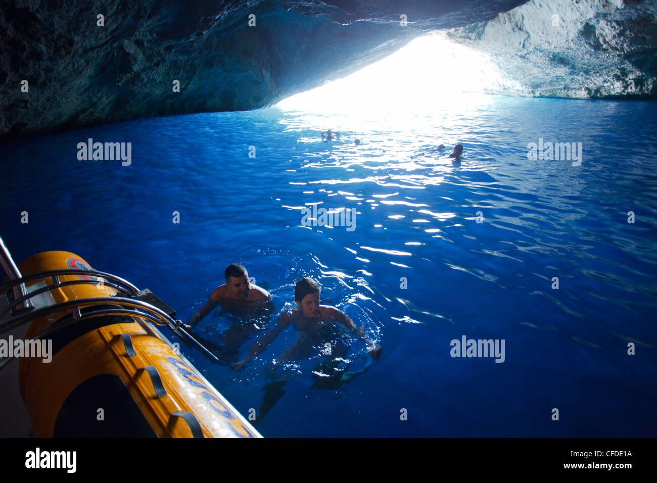 La natation de personnes dans la Grotte Bleue, l'île de Cabrera, Iles Baléares, Espagne, Europe Banque D'Images