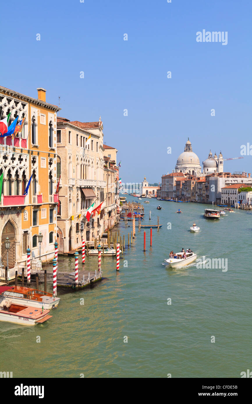 Le Grand Canal et le dôme de Santa Maria della Salute, Venise, UNESCO World Heritage Site, Vénétie, Italie, Europe Banque D'Images
