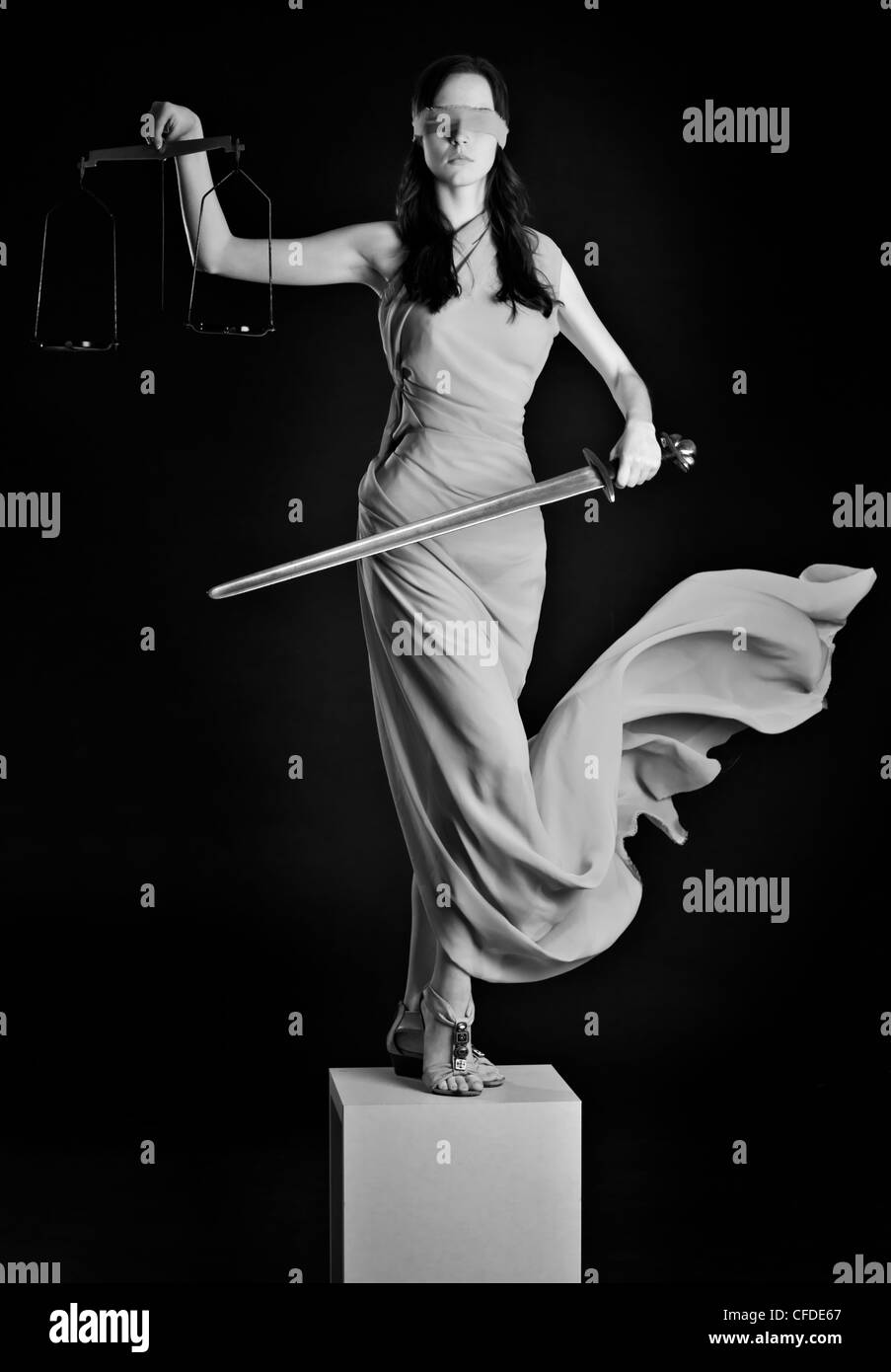 Statue de la justice. Femme Aveugle avec l'échelle et l'épée Photo Stock Alamy