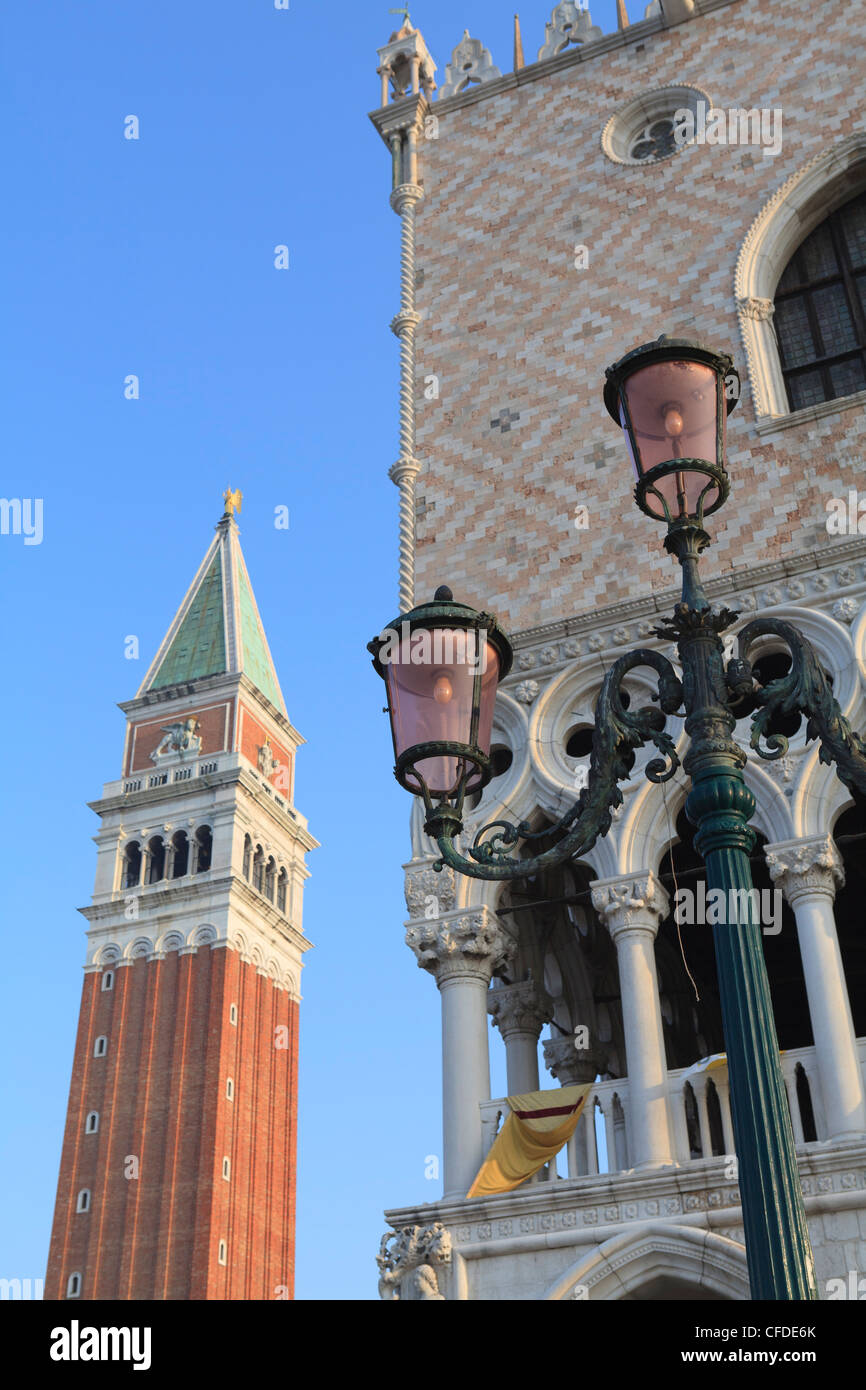 Le Palais des Doges et le Campanile, la Place Saint Marc, Venise, UNESCO World Heritage Site, Vénétie, Italie, Europe Banque D'Images