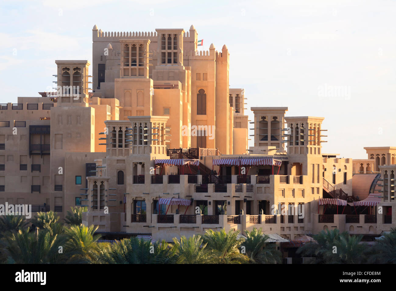 L'architecture arabesque du Madinat Jumeirah, l'hôtel Jumeirah Beach, Dubai, Émirats arabes unis, Moyen Orient Banque D'Images