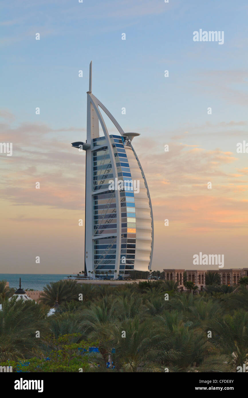 Hôtel Burj Al Arab, la plage de Jumeirah, Dubai, Émirats arabes unis, Moyen Orient Banque D'Images
