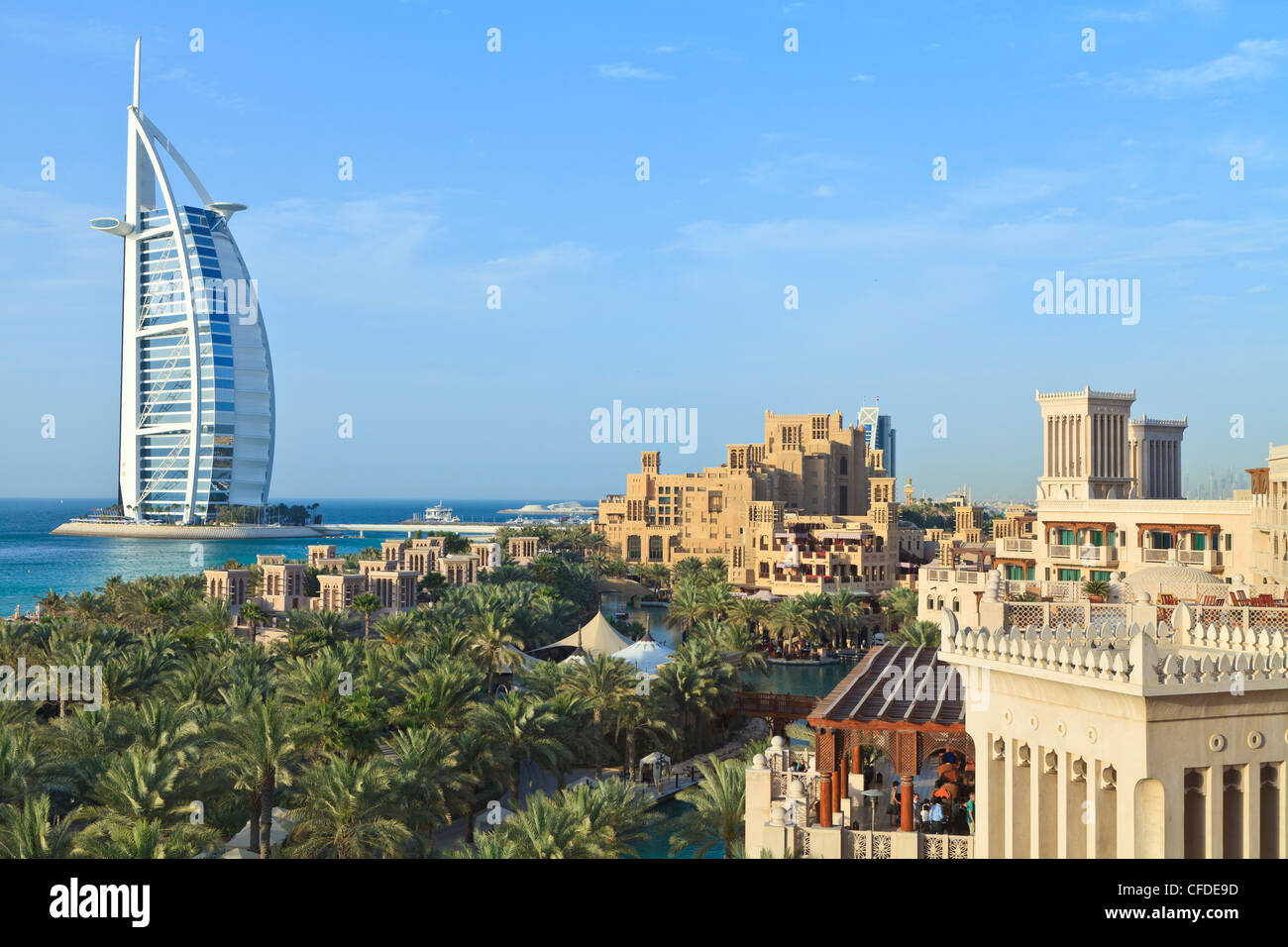 Burj Al Arab, vu depuis le Madinat Jumeirah, l'hôtel Jumeirah Beach, Dubai, Émirats arabes unis, Moyen Orient Banque D'Images