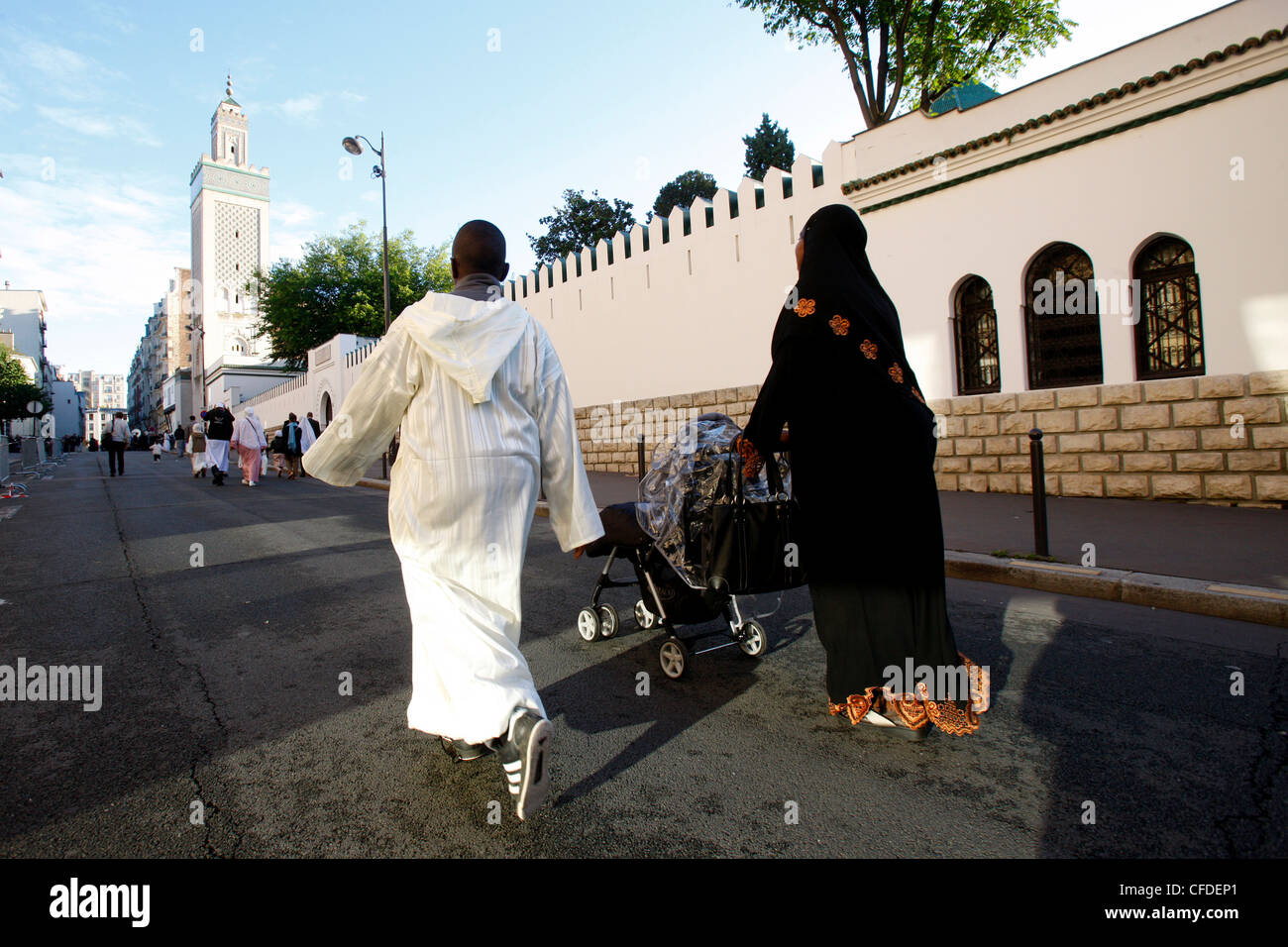 Les musulmans à l'extérieur de la Grande Mosquée de Paris, Paris, France, Europe Banque D'Images