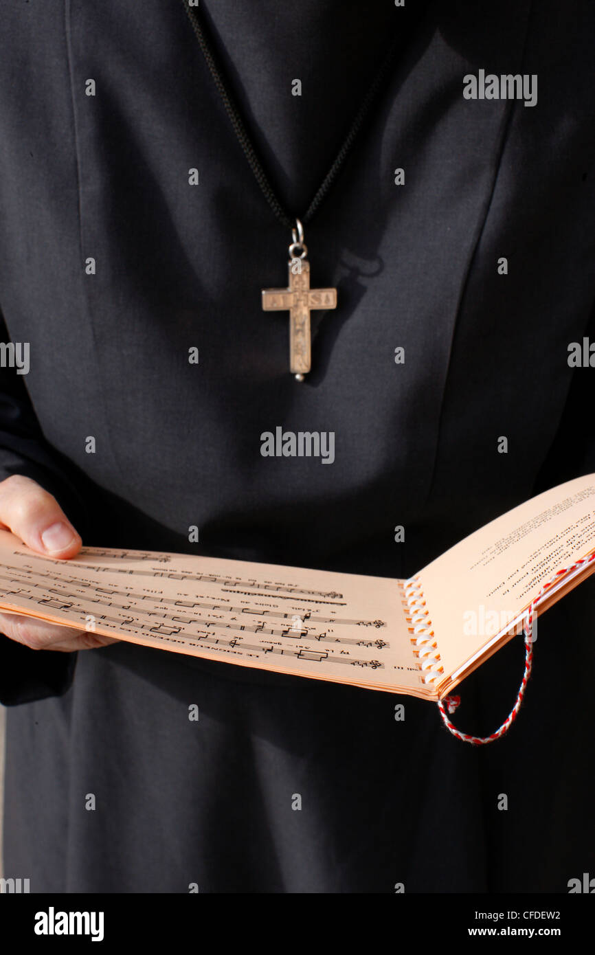 Religieuse catholique tenant une feuille de musique, Annecy, Haute-Savoie, France, Europe Banque D'Images