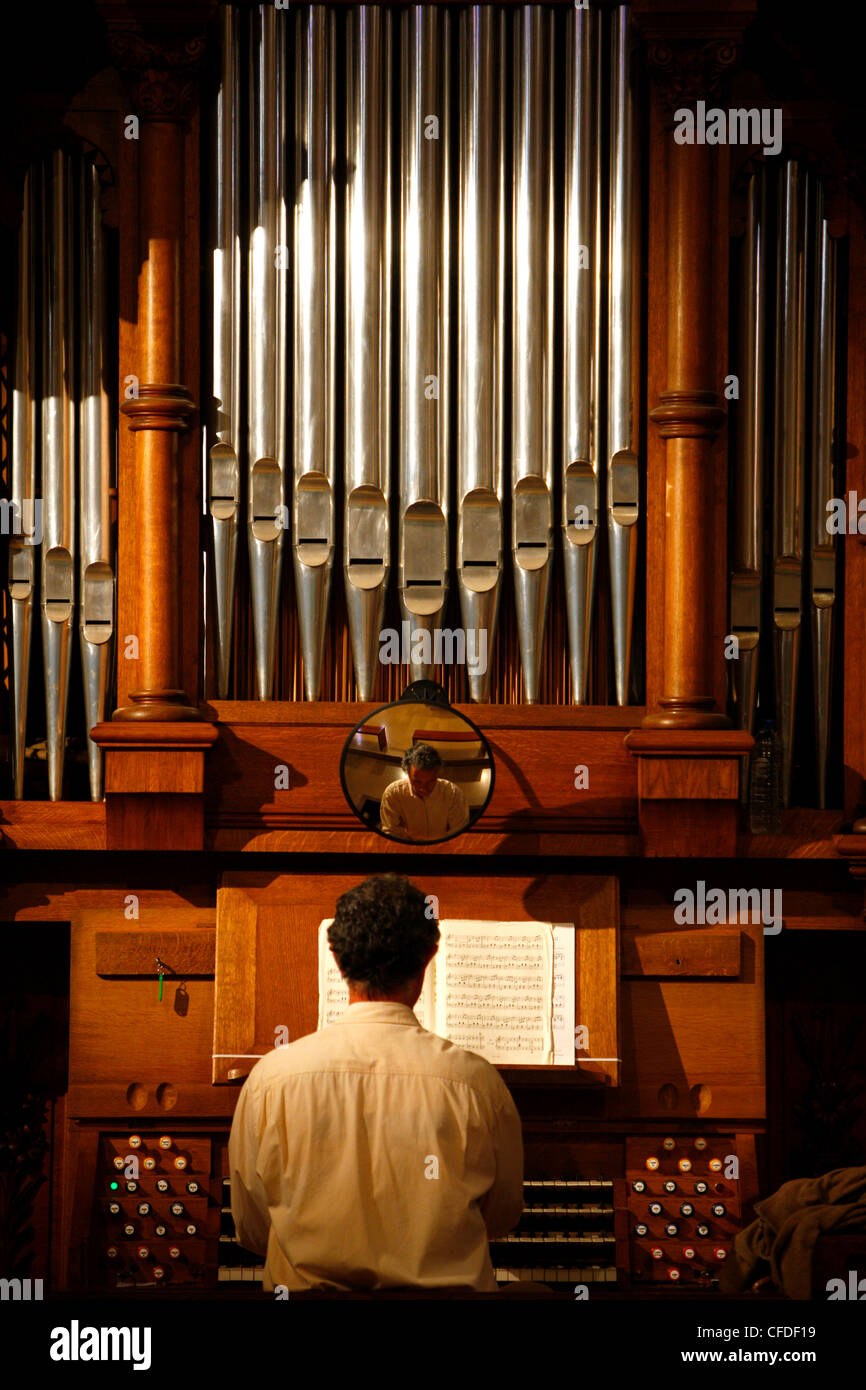 L'orgue a joué au cours de la messe catholique, sanctuaire de Notre Dame de la Salette, Toulon, Var, Provence, France, Europe Banque D'Images