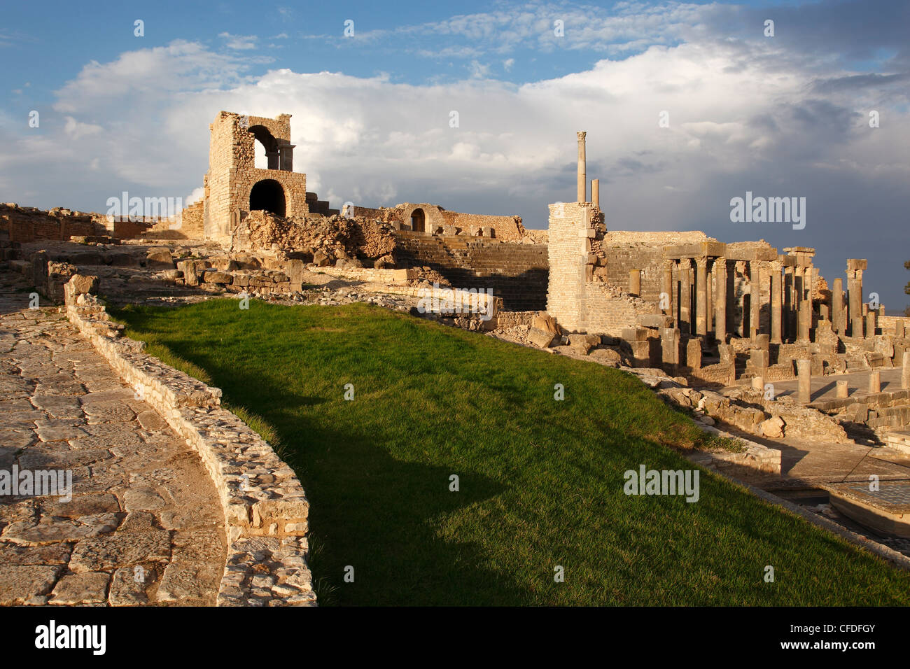 Ruines du théâtre romain, le site archéologique de Dougga, UNESCO World Heritage Site, Tunisie, Afrique du Nord, Afrique Banque D'Images