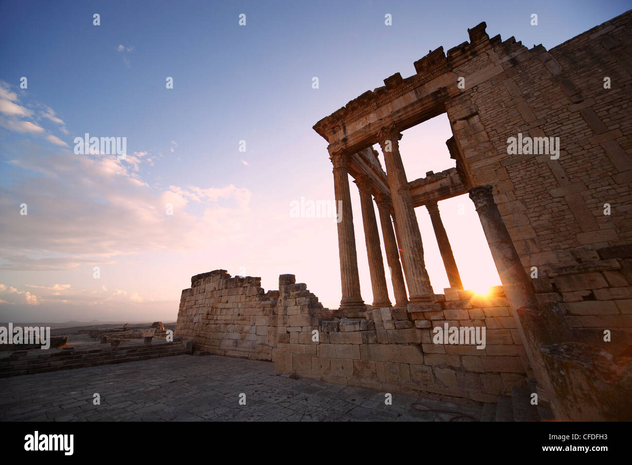 Le Capitole au coucher du soleil dans les ruines romaines de Dougga, site archéologique, site du patrimoine mondial de l'UNESCO, la Tunisie, l'Afrique du Nord, Afrique Banque D'Images