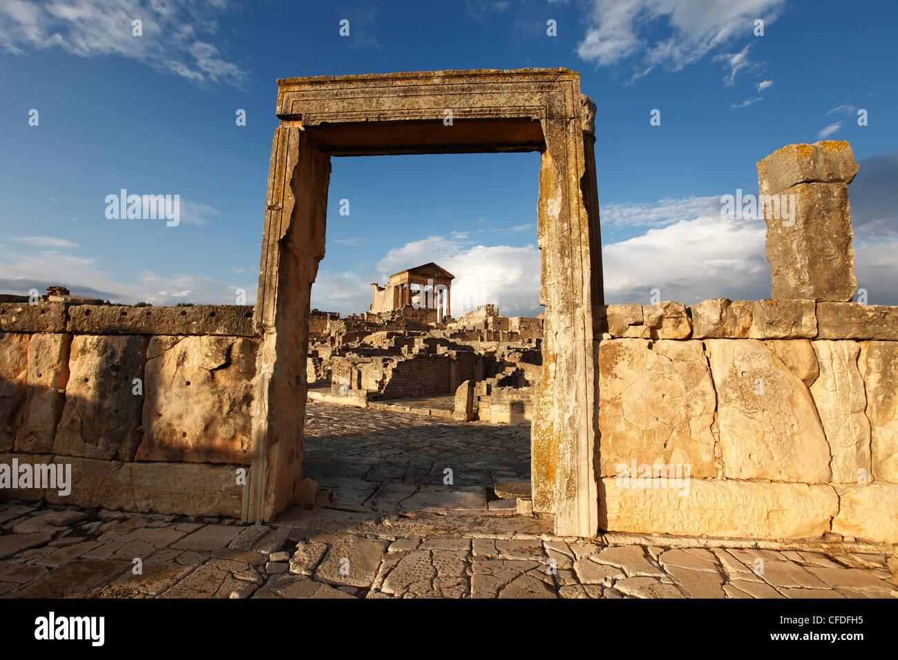 Vue vers le Capitole dans les ruines romaines de Dougga, site archéologique, site du patrimoine mondial de l'UNESCO, la Tunisie, l'Afrique du Nord Banque D'Images