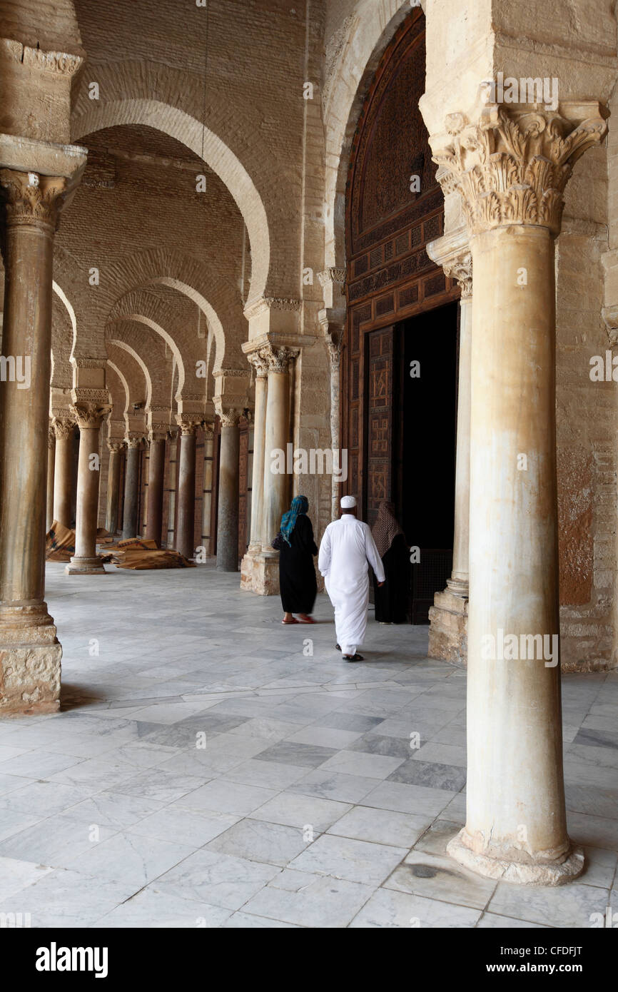 En bordure de la colonnade cour de la grande mosquée Okba, UNESCO World Heritage Site, Kairouan, Tunisie, Afrique du Nord, Afrique Banque D'Images