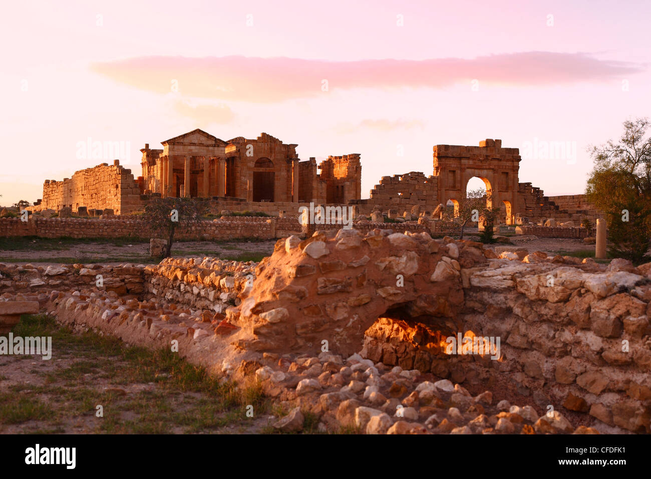 Vue de Forum et au Capitole les vestiges romains de Sbeitla, Tunisie, Afrique du Nord, Afrique Banque D'Images