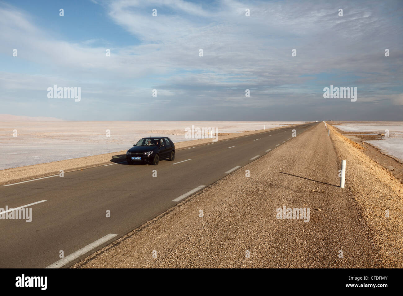 Chott el Jerid, une télévision,salt lake, et l'automobile sur l'autoroute entre Tozeur et Kebili, Tunisie, Afrique du Nord, Afrique Banque D'Images