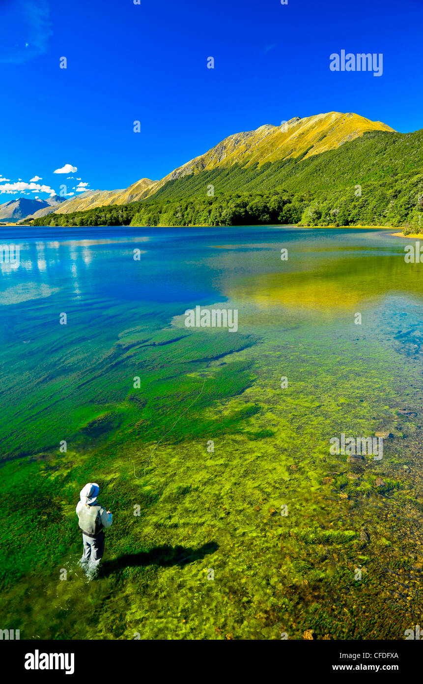 L'homme de la pêche à la mouche, le lac Mavora, île du Sud, Nouvelle-Zélande Banque D'Images