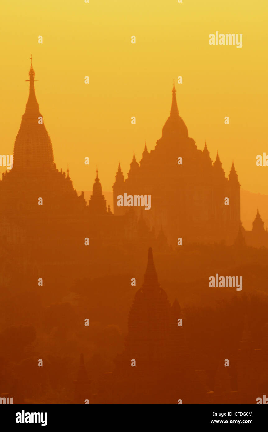 Silhouettes des temples de la ville en ruines de Bagan au lever du soleil, le Myanmar, l'Asie Banque D'Images