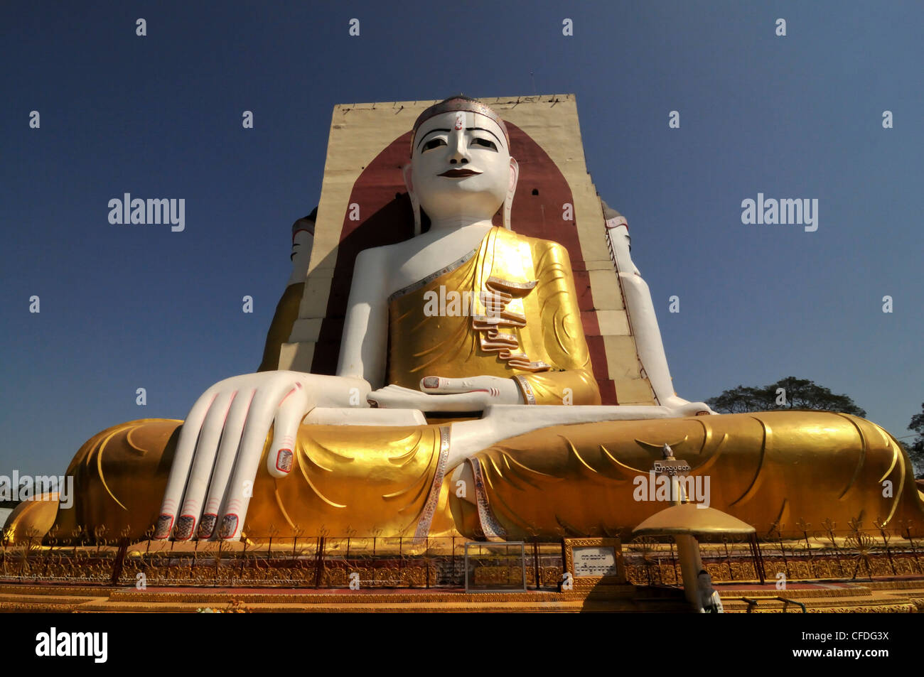 Bouddha KyaikPun, Bago, le Myanmar, l'Asie Banque D'Images