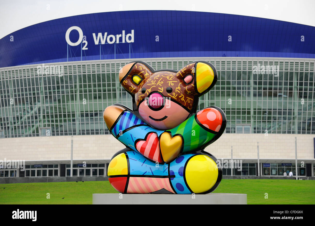 La figure colorée devant O2 World hall, Friedrichshain, Berlin, Germany, Europe Banque D'Images La figure colorée devant O2 World hall, Friedrichshain, Berlin, Germany, Europe Banque D'Images
