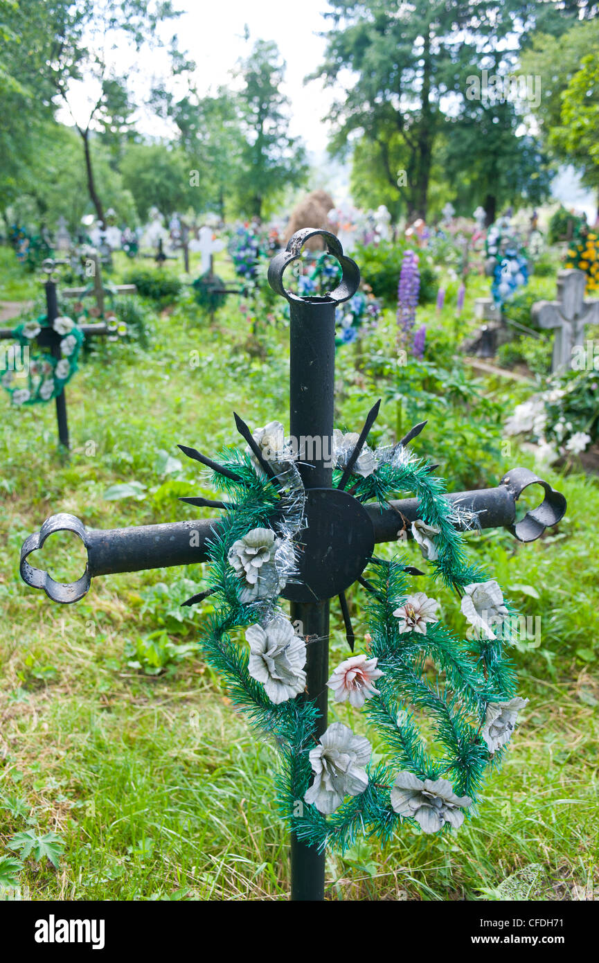 Dans le cimetière du Monastère Moldovita en Bucovine, l'UNESCO World Heritage Site, Roumanie, Europe Banque D'Images