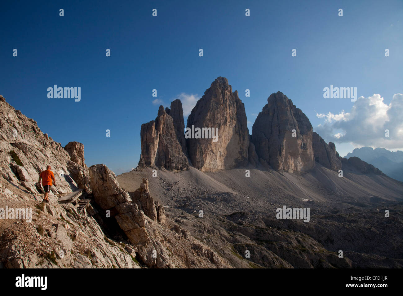 Randonnées en face de Tre Cime di Lavaredo, Dolomites, Alpes orientales, le Tyrol du Sud, la province de Bolzano, Italie, Europe Banque D'Images