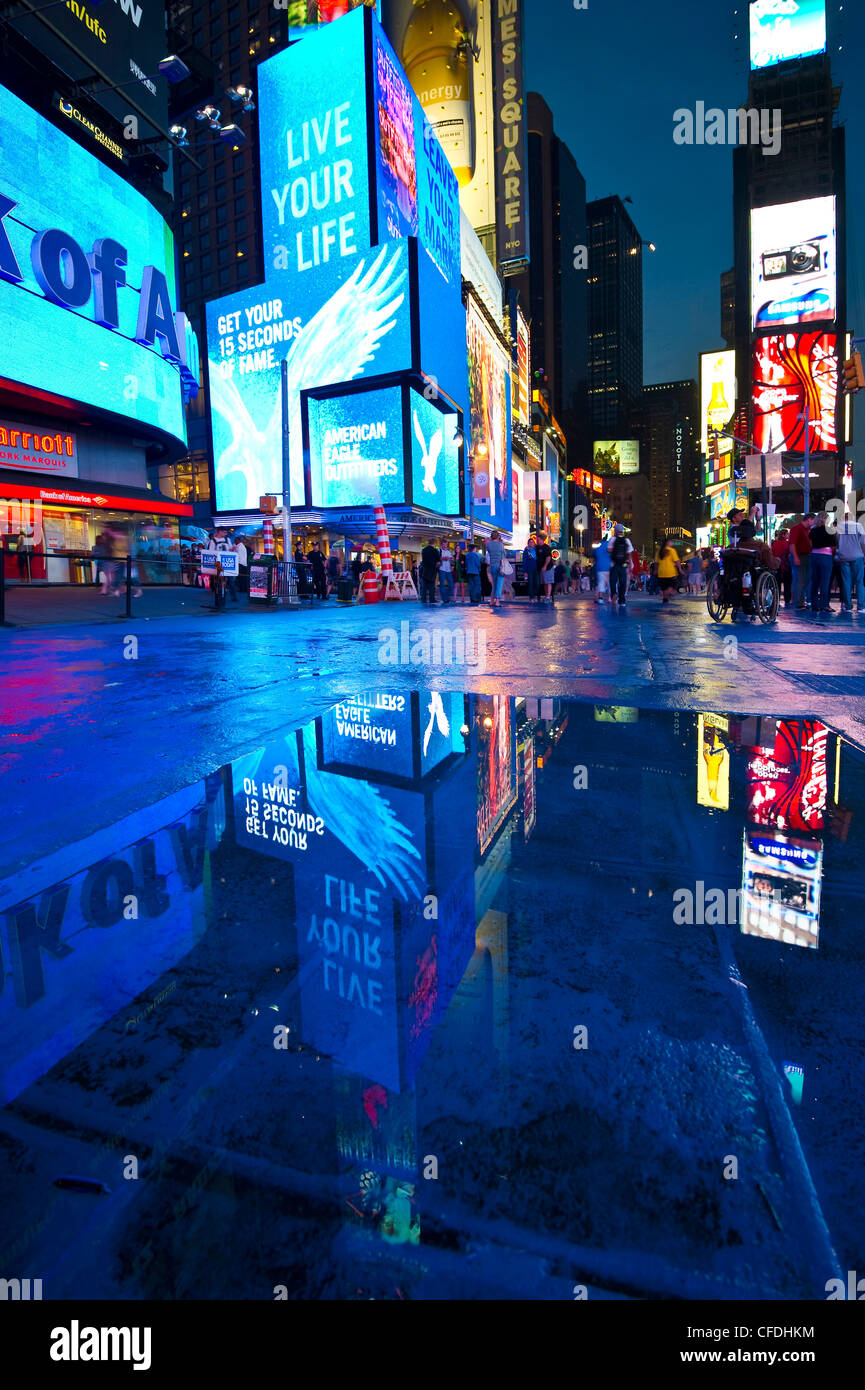 Les gens à Times Square la nuit, Manhattan, New York, USA, Amérique Latine Banque D'Images