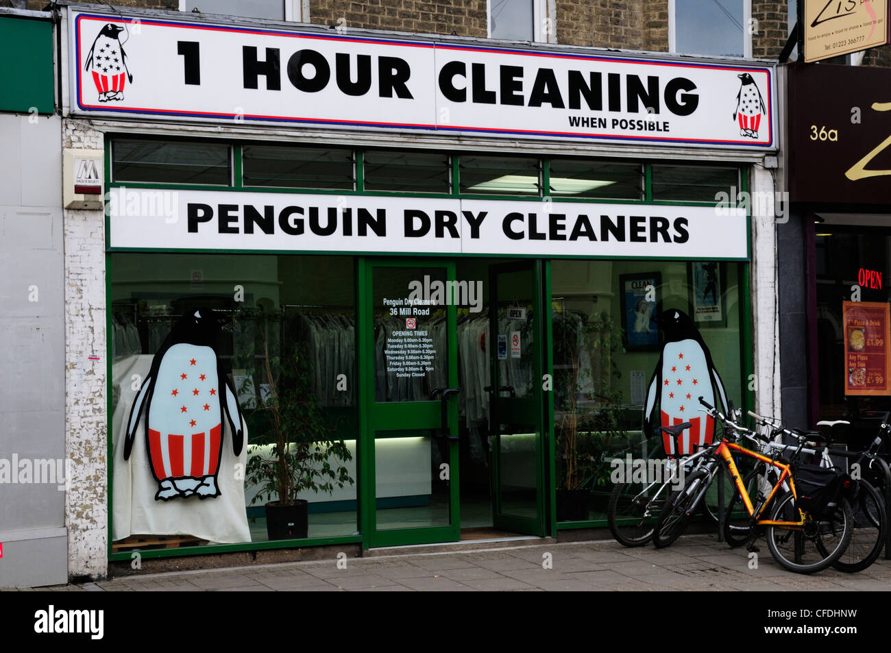 Penguin Dry Cleaners, Mill Road, Cambridge, England, UK Banque D'Images