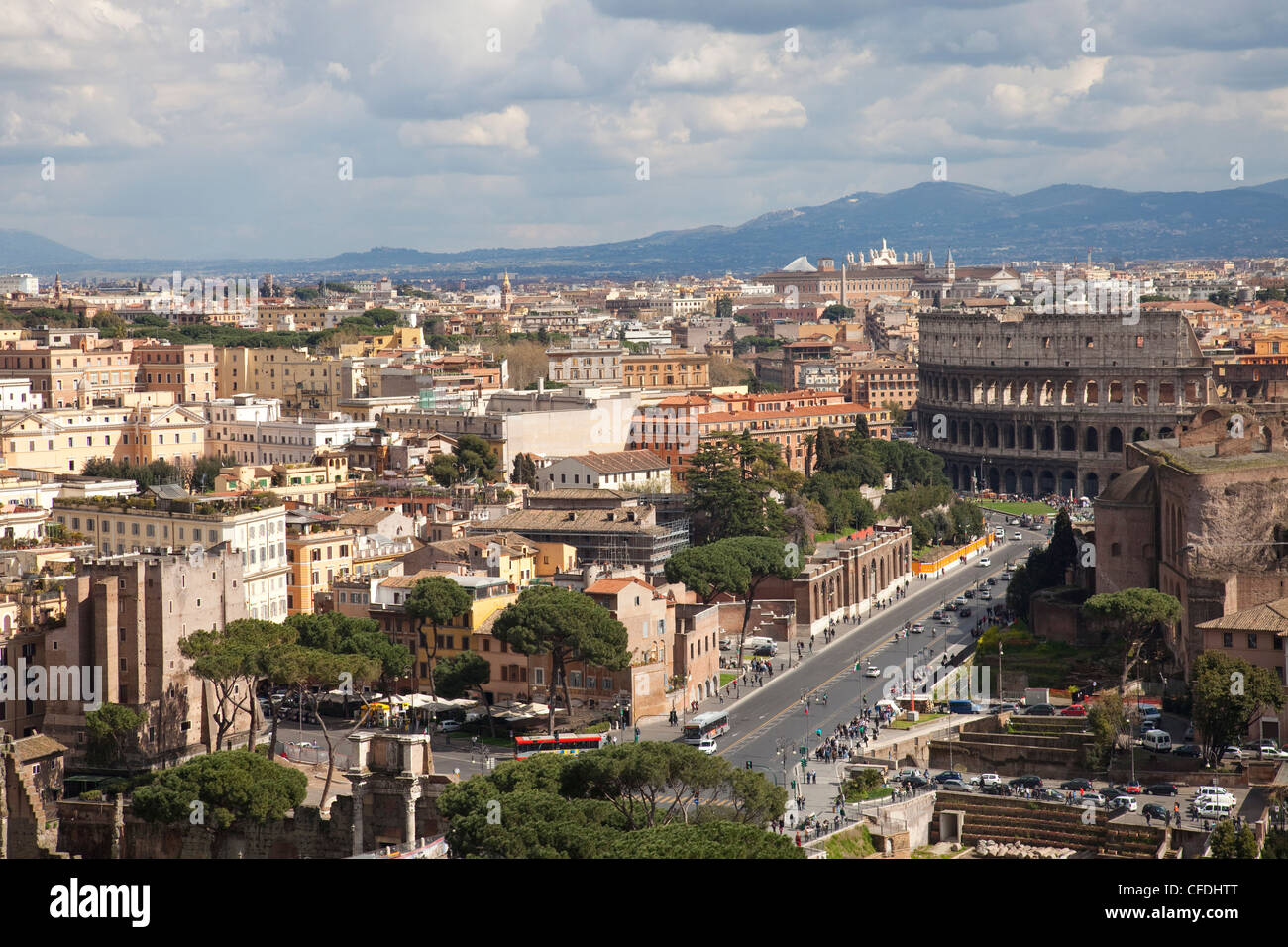 Vue sur Rome et le Colisée de l'autel de la patrie, la colline du Capitole, Rome, Latium, Italie, Europe Banque D'Images