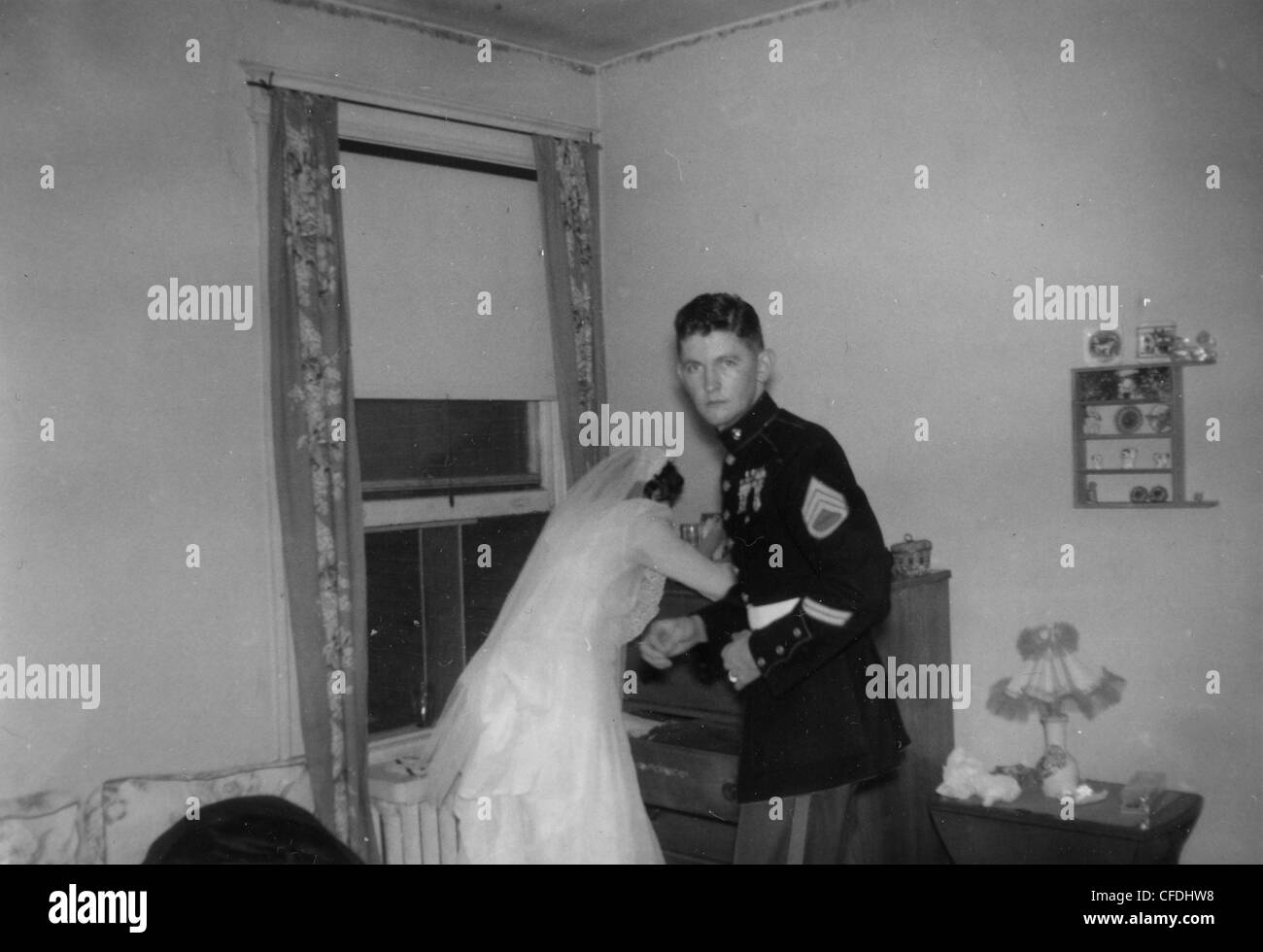 US Marine avec mariée se marier après la DEUXIÈME GUERRE MONDIALE La deuxième guerre mondiale 1940 mille yard stare famille militaire USMC war veteran marié Banque D'Images