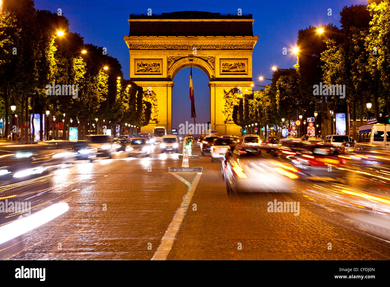 Arc de Triomphe et des Champs-Elysées dans la nuit, Paris, France, Europe Banque D'Images