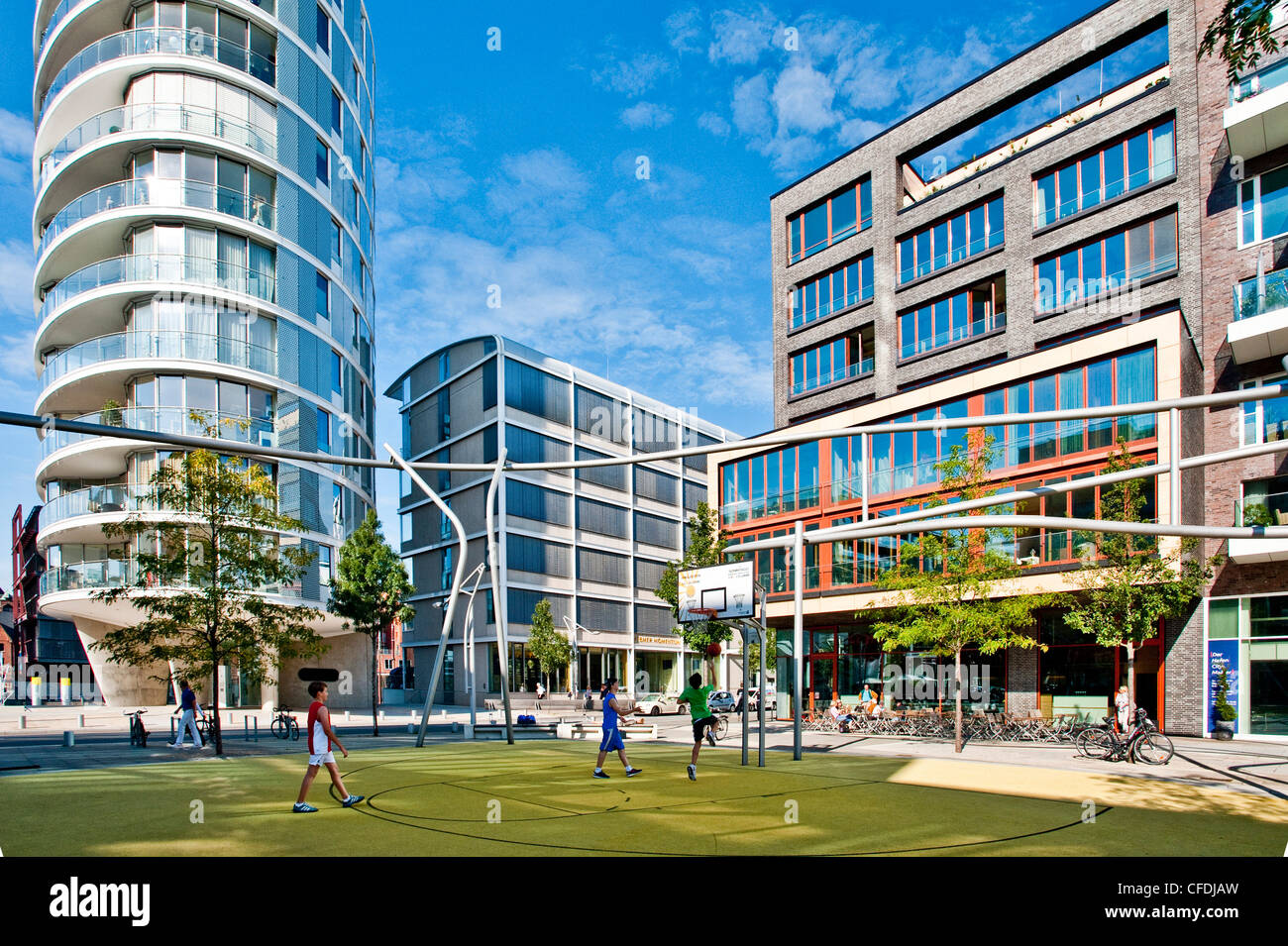 Les enfants jouer au volleyball, HafenCity, Hambourg, Allemagne Banque D'Images