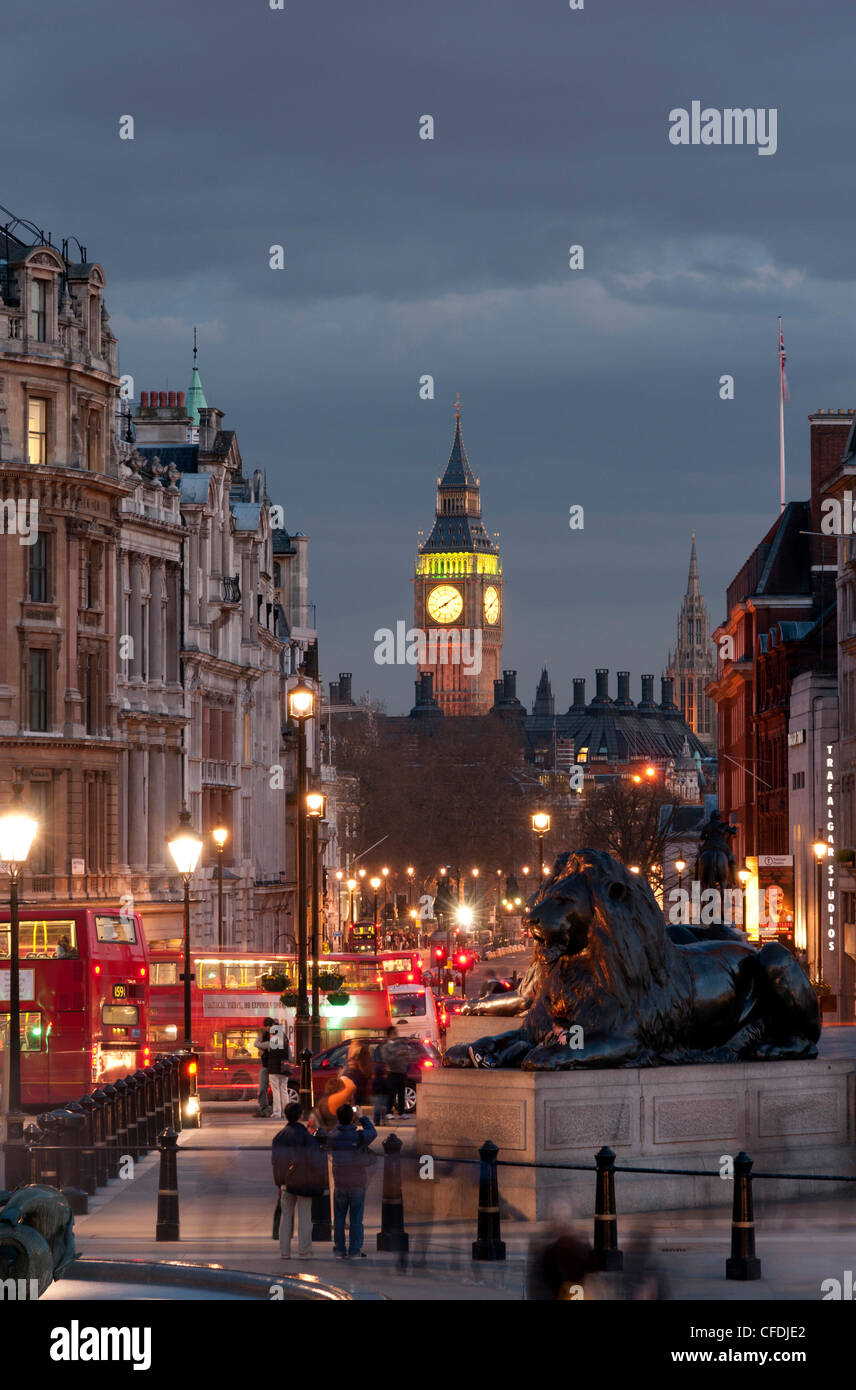 Vue vers le bas de Whitehall, Trafalgar Square, Londres, Angleterre, Royaume-Uni, Europe Banque D'Images Vue vers le bas de Whitehall, Trafalgar Square, Londres, Angleterre, Royaume-Uni, Europe Banque D'Images