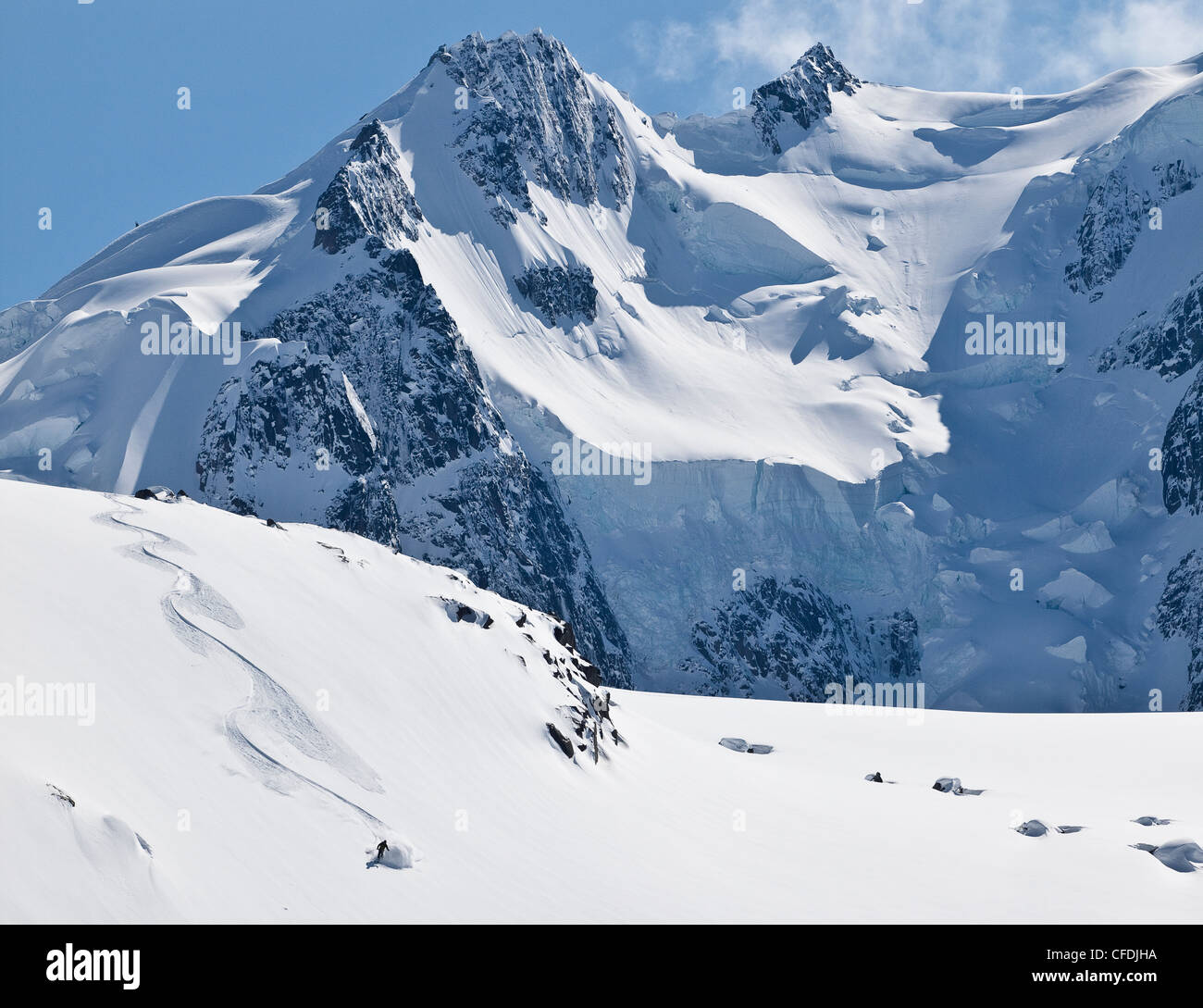 La skieuse de l'arrière-pays du ski de poudreuse dans la chaîne Selkirk près de la hutte de l'arrière-pays de fées Meadows, en Colombie-Britannique, Canada. Banque D'Images