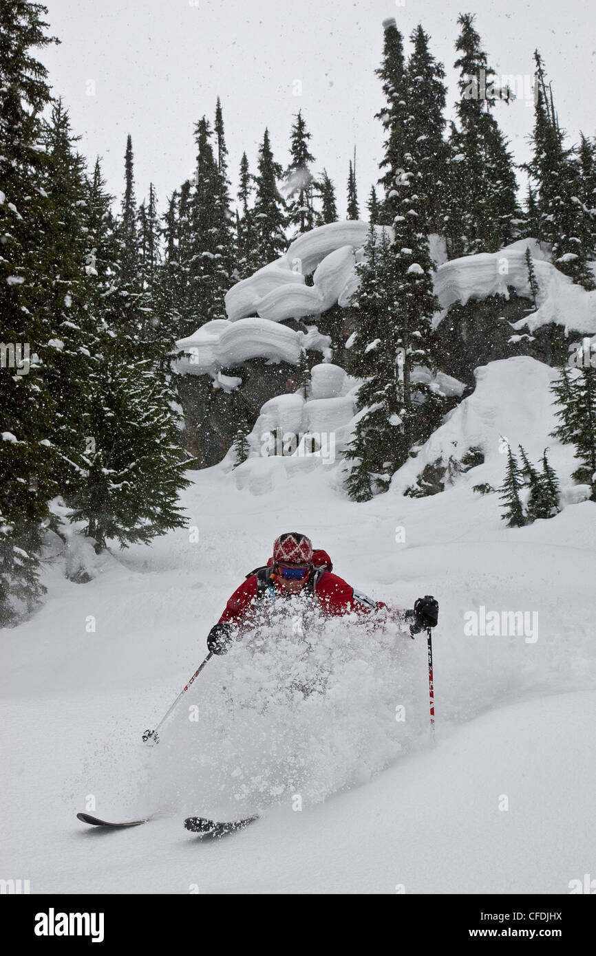 Jeune homme ski dans l'arrière-pays au col Rogers, British Columbia, Canada. Banque D'Images