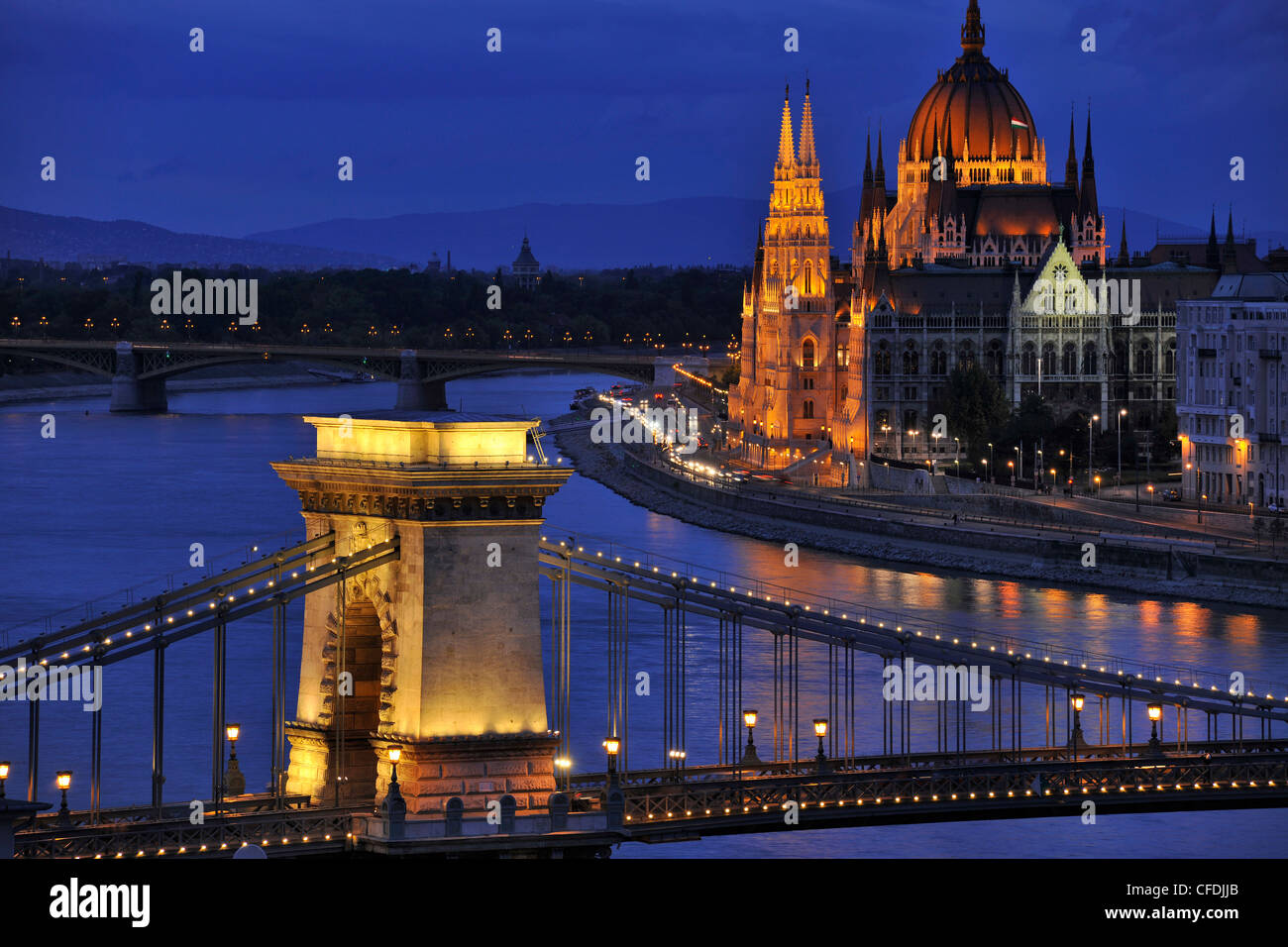 Danube, Chambre du Parlement et le Pont des Chaînes la nuit, Budapest, Hongrie, Europe Banque D'Images